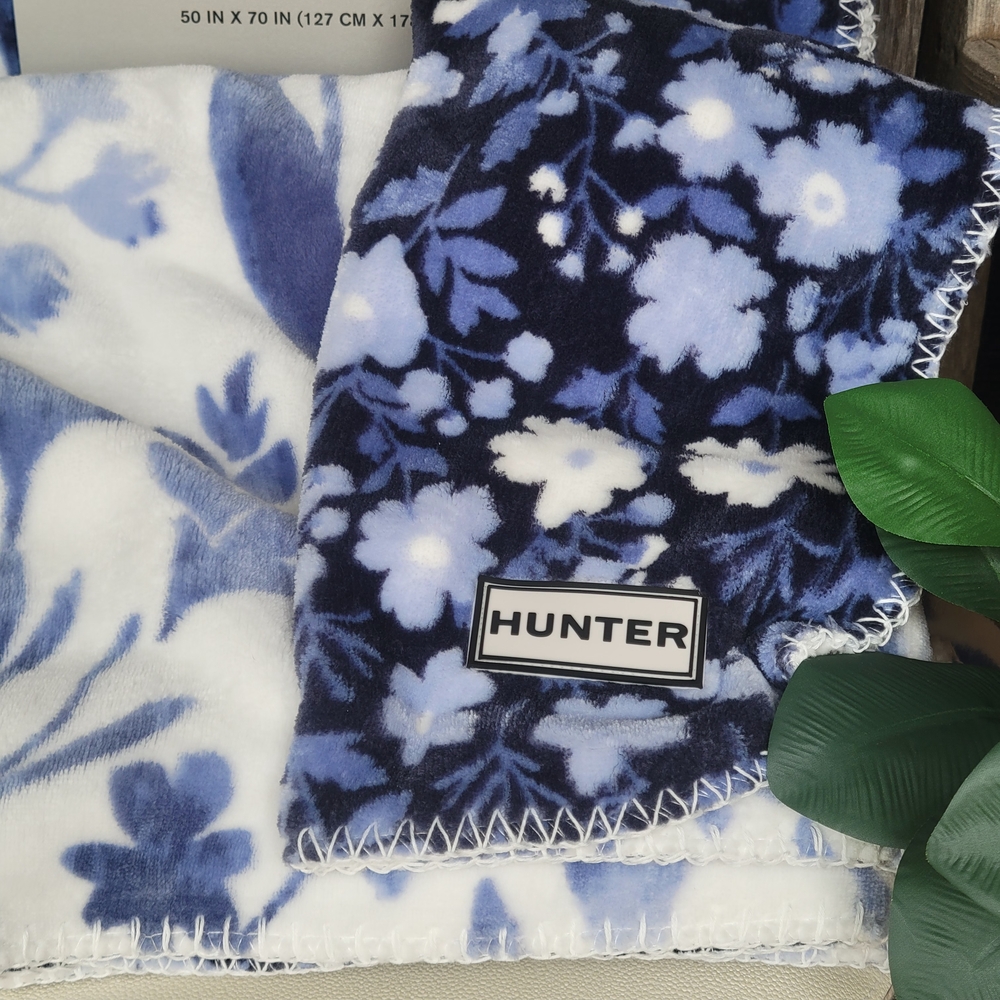 Hunter Blue and White Floral Plush Throw - Picture 3 of 4